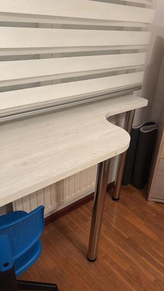 Escritorio blanco y plateado