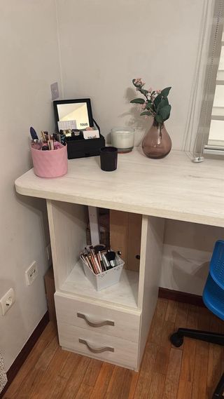 Escritorio blanco y plateado