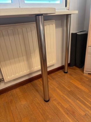 Escritorio blanco y plateado