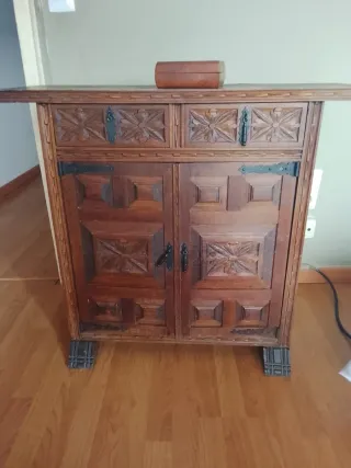Mueble clásico de madera tallada