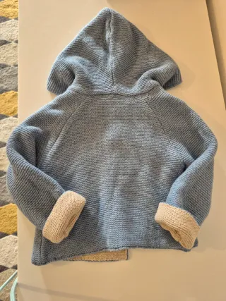 Chaqueta bebé punto con capucha y orejas.