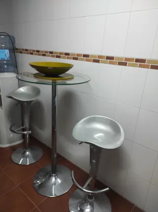 Mesa alta cristal y 2 taburetes