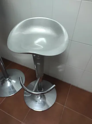 Mesa alta cristal y 2 taburetes