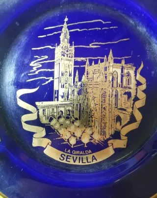 Cenicero Porcelana Sevilla. Adornos oro de ley.