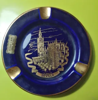 Cenicero Porcelana Sevilla. Adornos oro de ley.