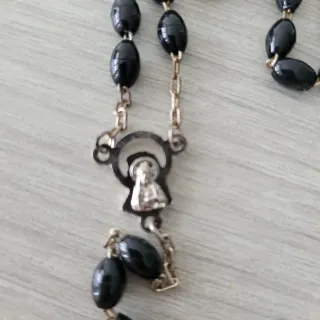 Rosario negro con medalla y crucifijo