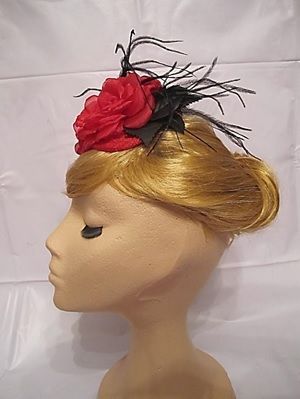 Juvenil tocado Roxette con rosas y plumas