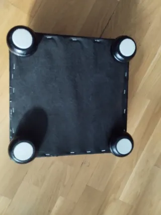 Poggiapiedi nero in pelle sintetica