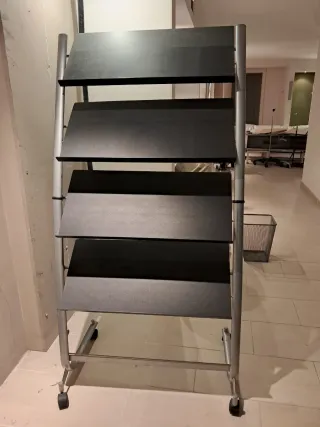 Expositor metálico con ruedas