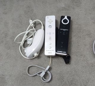 Nintendo Wii Bianca con Base di Carica e molto altro