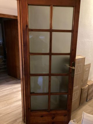 Puerta de madera maciza con cristales