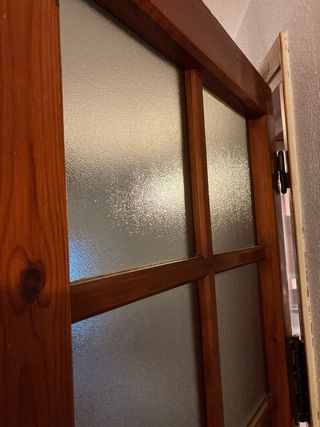 Puerta de madera maciza con cristales