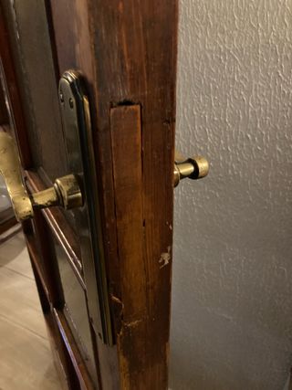 Puerta de madera maciza con cristales