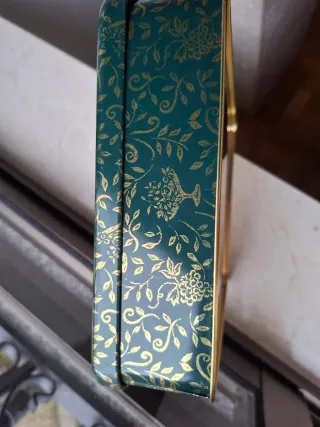 Caja de latón decorada verde y dorada