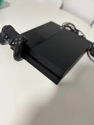 PS4 (PlayStation 4) Negra con Mando