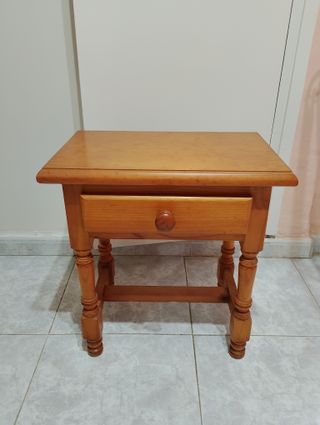 Mesita de noche de madera