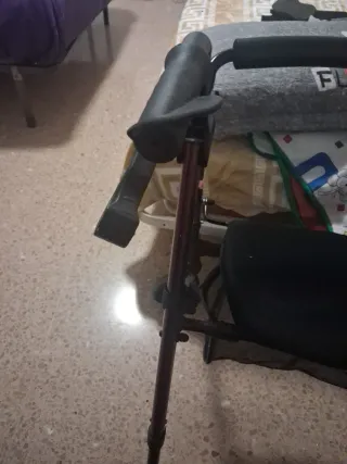 Andador con asiento y ruedas