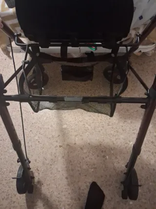 Andador con asiento y ruedas