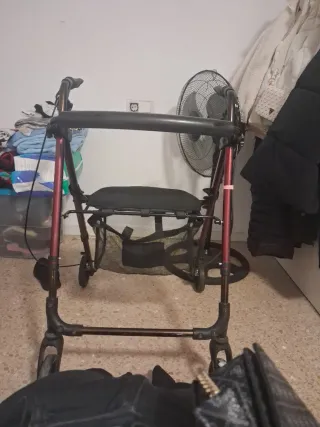 Andador con asiento y ruedas