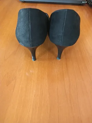 Décolleté camoscio tacco sottile. Nuove