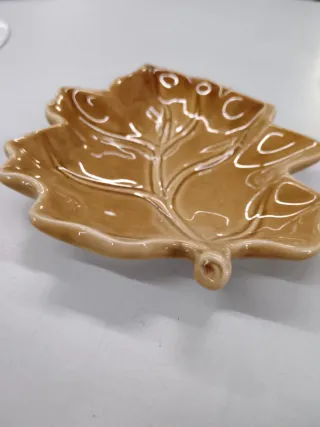 Piattino a forma di foglia in porcellana