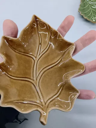 Piattino a forma di foglia in porcellana