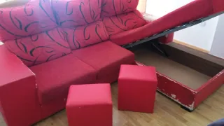 Sofá chaise longue con arcón y 2 puffs