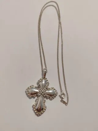 Collar con colgante de cruz en plata