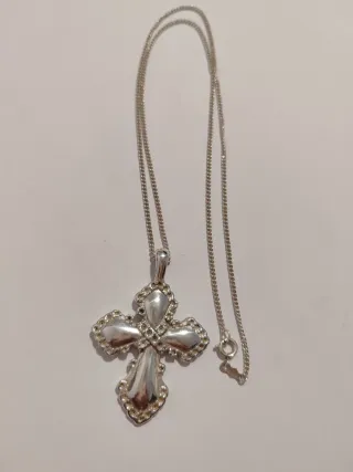 Collar con colgante de cruz en plata