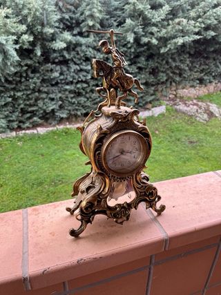 Reloj y Candelabros Dorados