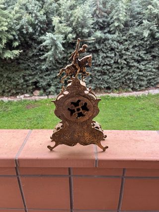 Reloj y Candelabros Dorados