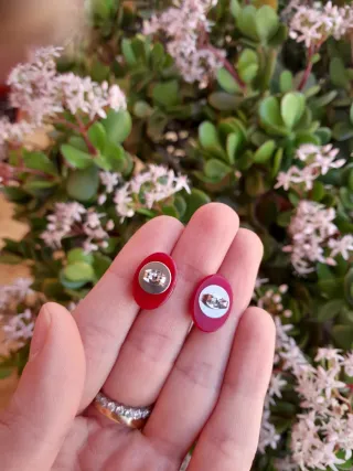 Orecchini ovali in giada rossa