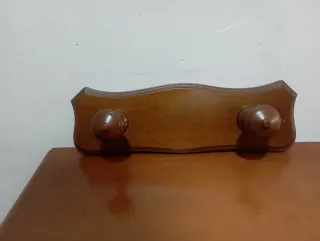 Appendiabiti in legno rustico