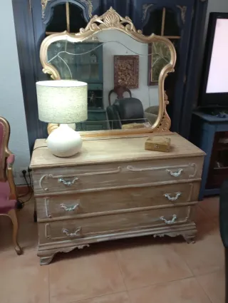 Cómoda de madera con espejo dorado