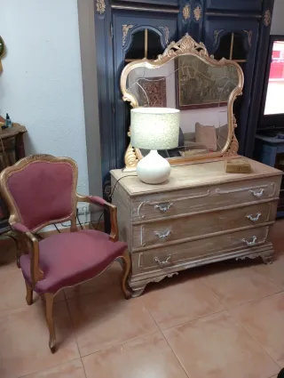 Cómoda de madera con espejo dorado