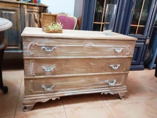 Cómoda de madera con espejo dorado