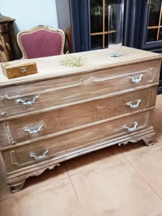 Cómoda de madera con espejo dorado