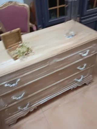 Cómoda de madera con espejo dorado