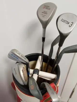 Bolsa de golf vintage con palos