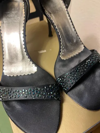 Sandalias de raso con pedrería