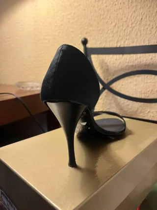 Sandalias de raso con pedrería