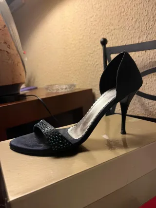 Sandalias de raso con pedrería