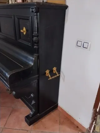 Piano de pared A. Mariastany