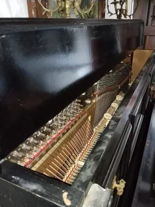 Piano de pared A. Mariastany
