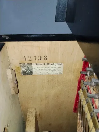 Piano de pared A. Mariastany