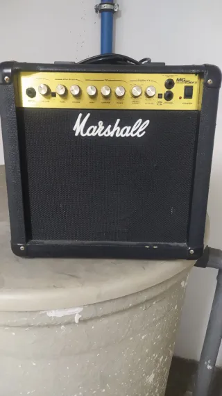 Amplificador Marshall MG15FX Negro/Dorado