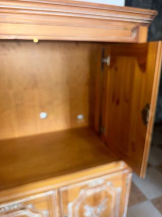 Mueble de madera con puertas y detalles