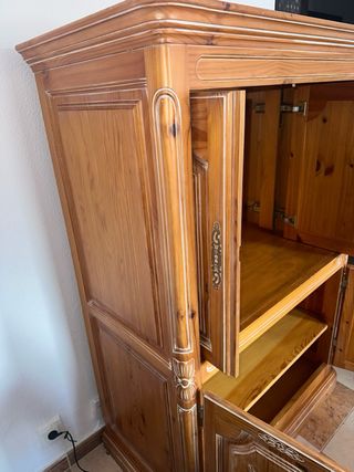Mueble de madera con puertas y detalles