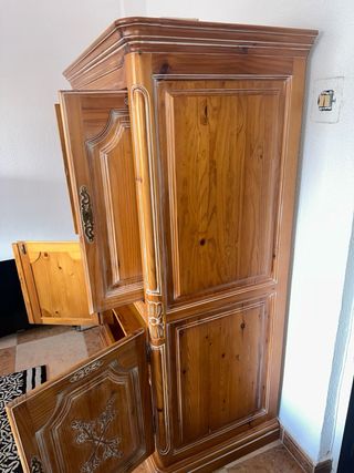 Mueble de madera con puertas y detalles