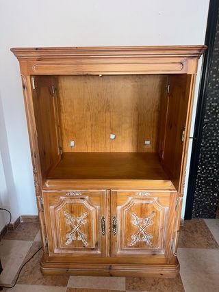 Mueble de madera con puertas y detalles